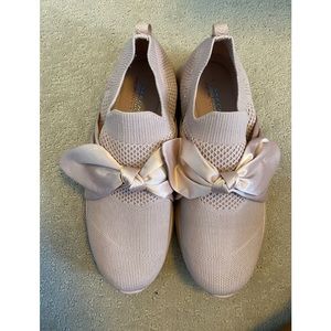 SKECHERS WOMEN'S BOBS SQUAD 2 BOW BEAUTY SNEAKER - size 11